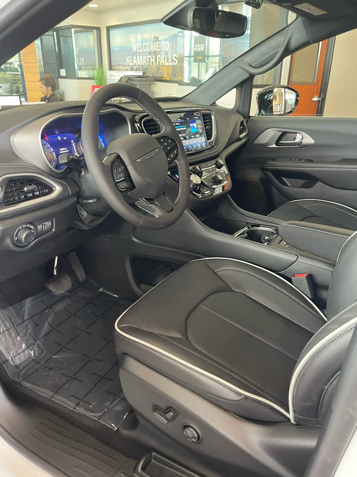 New 2027 Chrysler Pacifica Limited AWD/4WD image 7