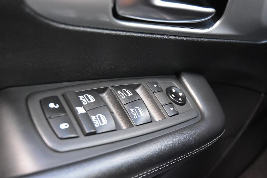 Used 2021 Chrysler Pacifica Touring-L w/ Uconnect Theater Family Group FWD image 28