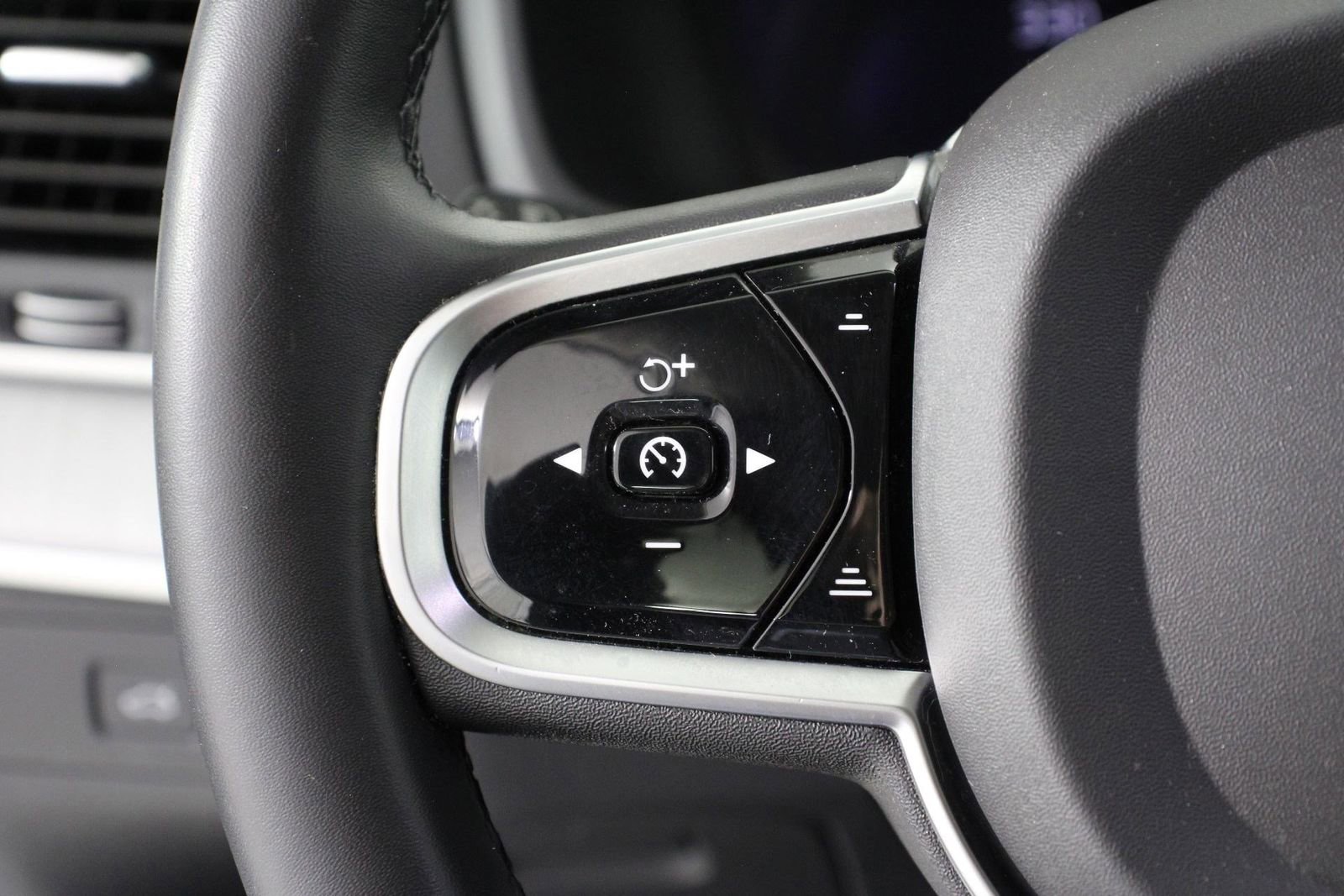 Certified 2024 Volvo XC90 B5 Core w/ Protection Package Premier image 10