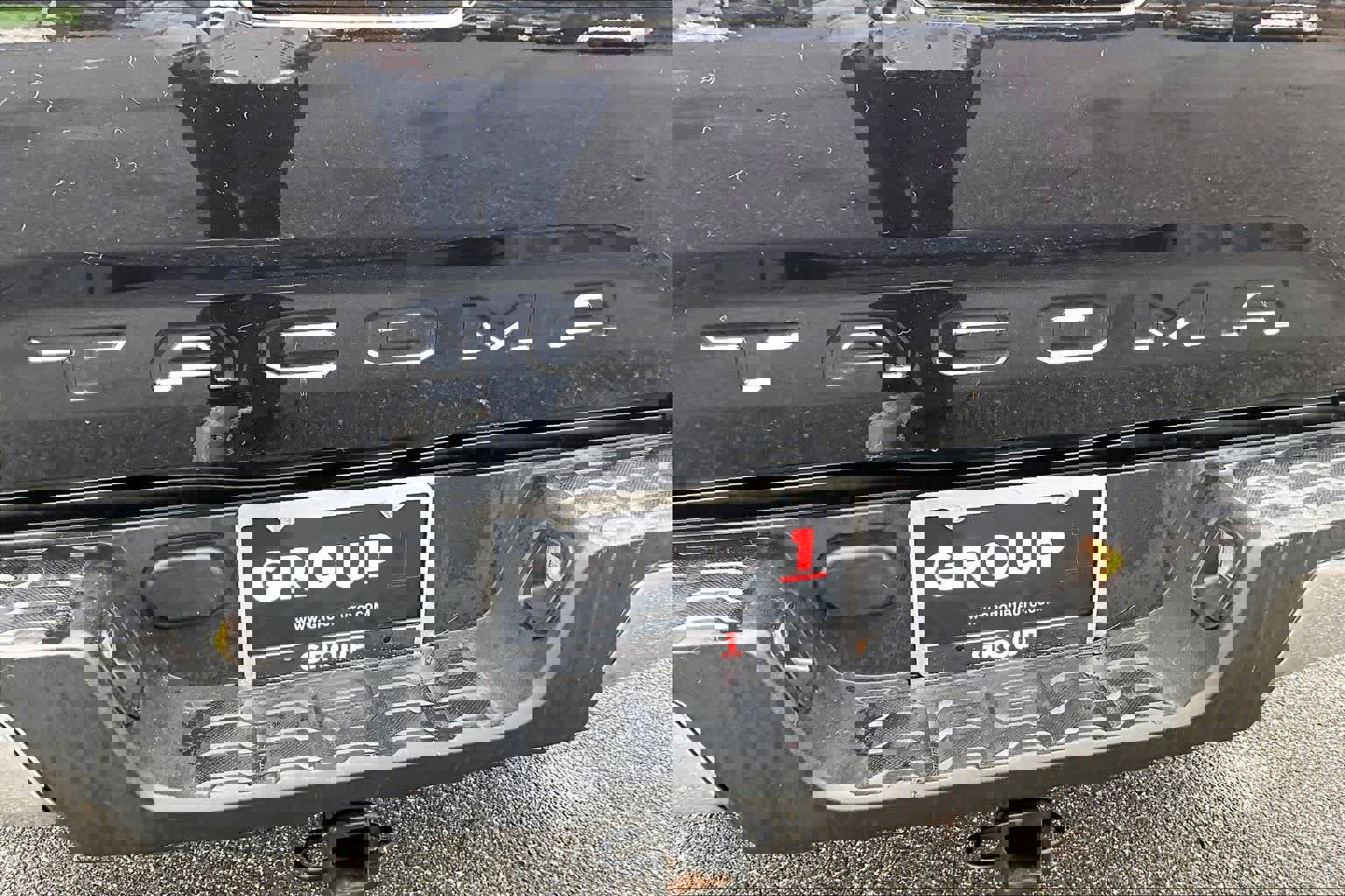 Used 2017 Toyota Tacoma SR5 w/ SR5 Appearance Package (SM) image 30