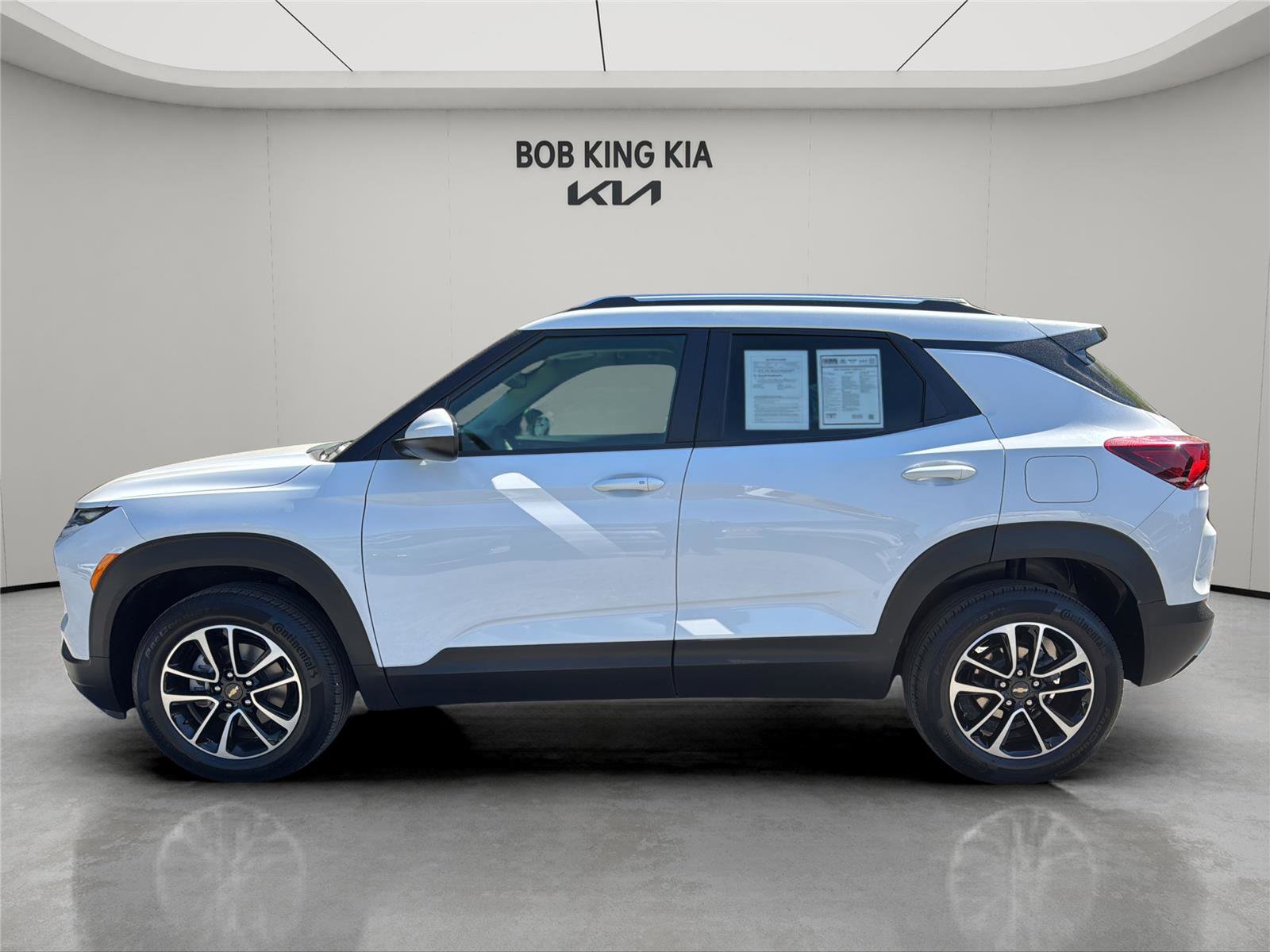 Used 2025 Chevrolet TrailBlazer LT AWD/4WD image 2