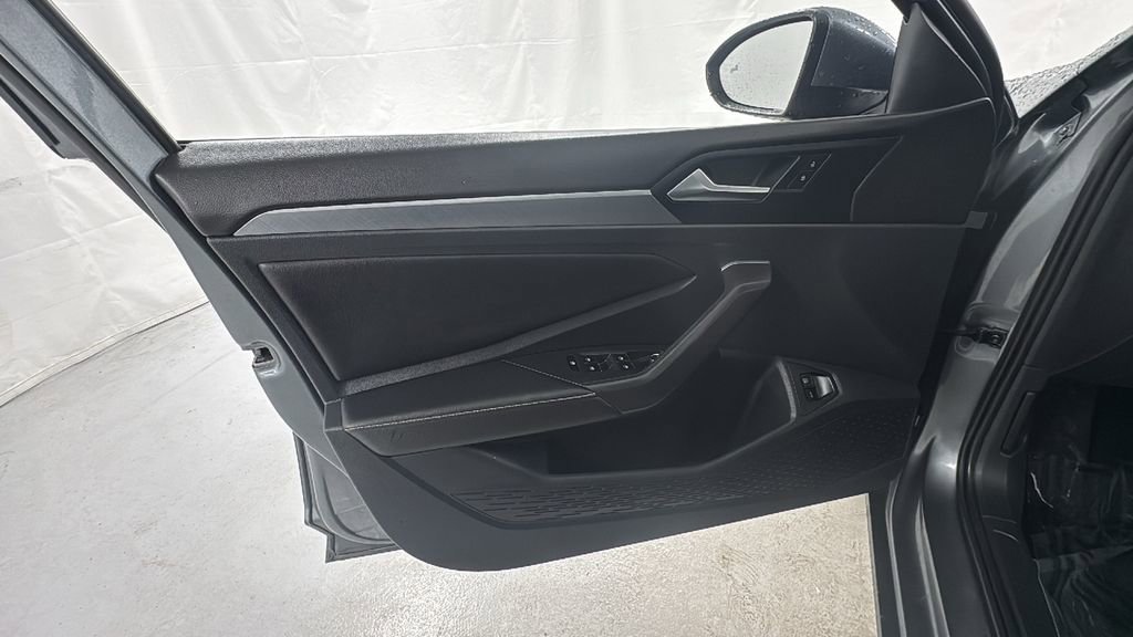 Used 2024 Volkswagen Jetta SE image 16