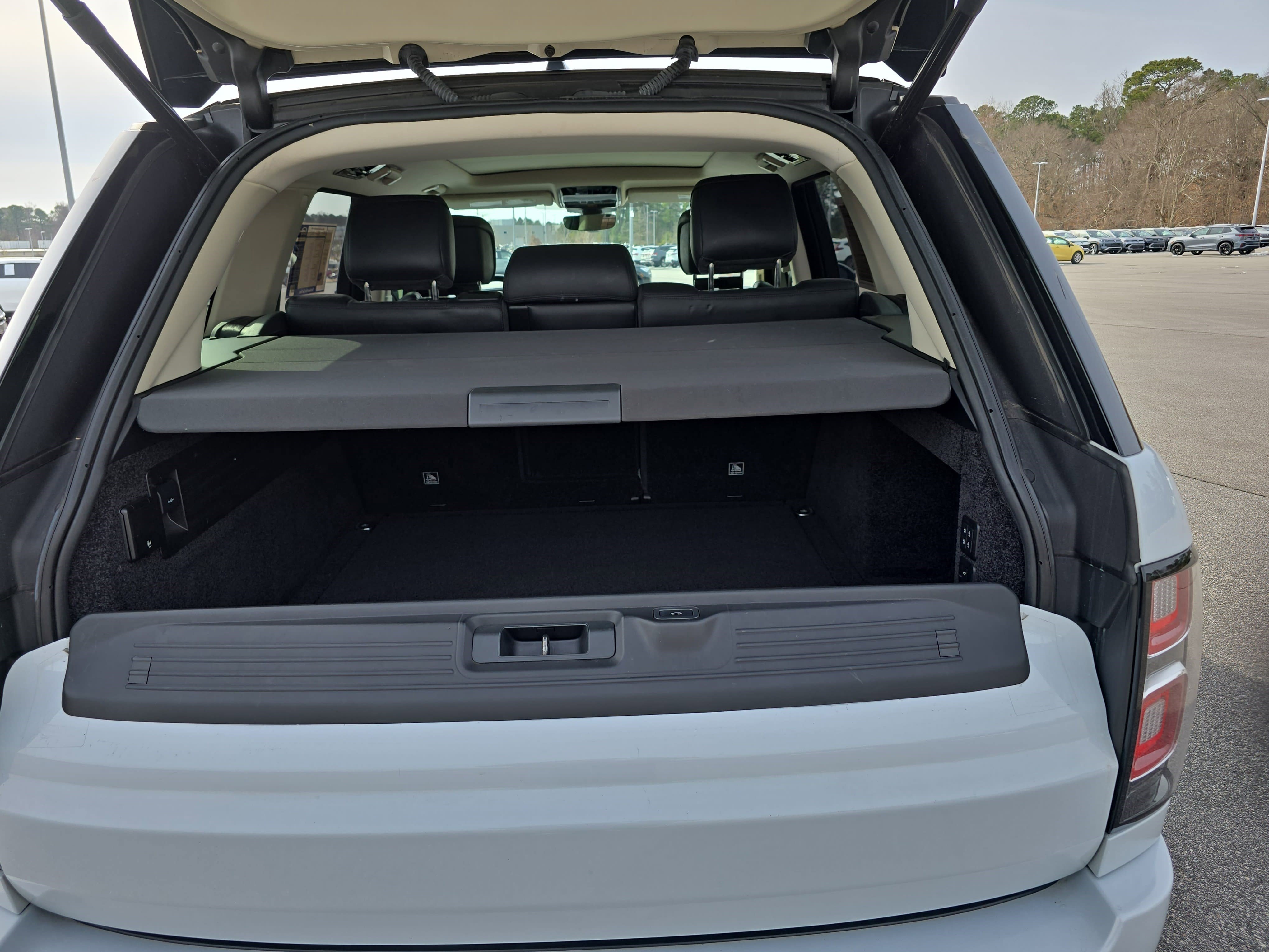 Used 2020 Land Rover Range Rover HSE image 12