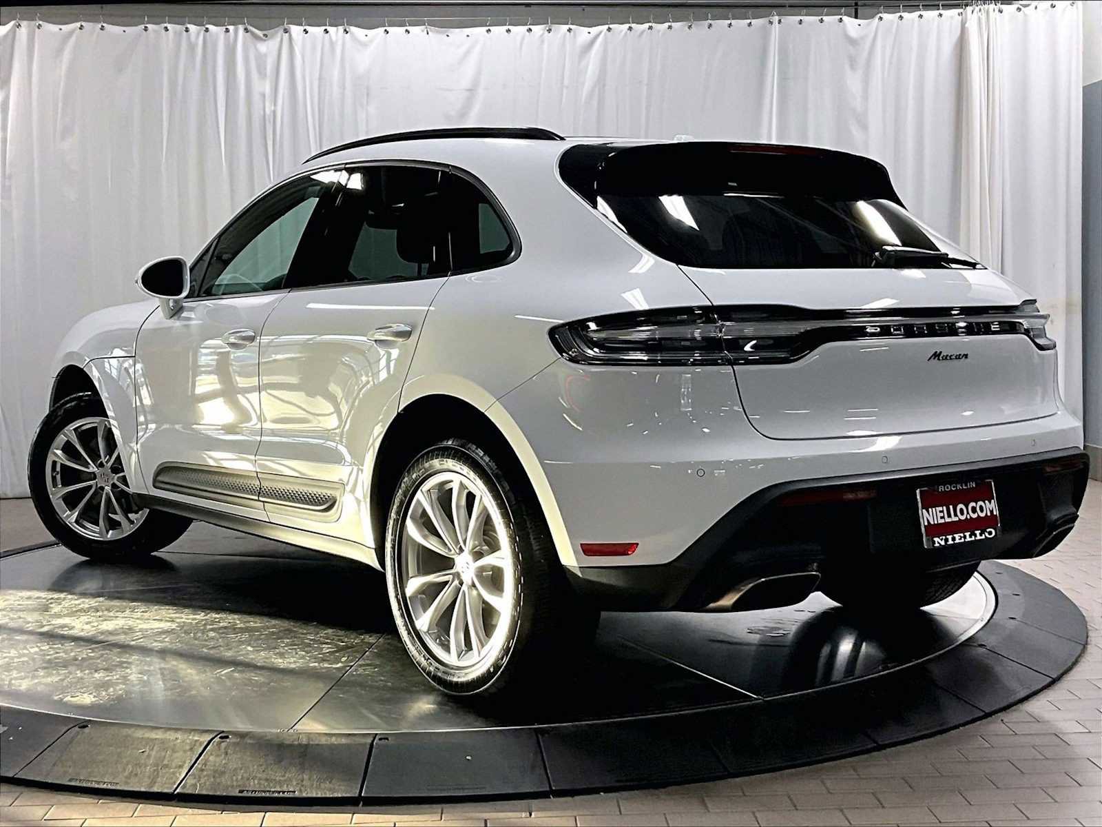 Used 2025 Porsche Macan image 3