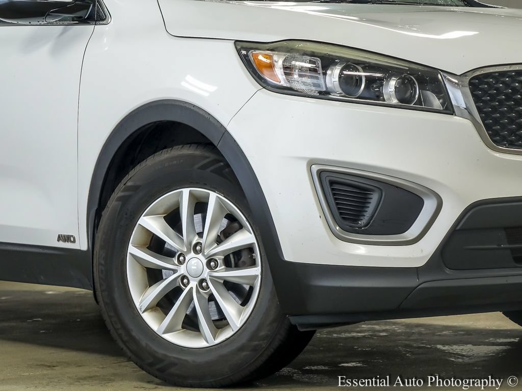 Used 2017 Kia Sorento AWD w/ LX Convenience Package image 4
