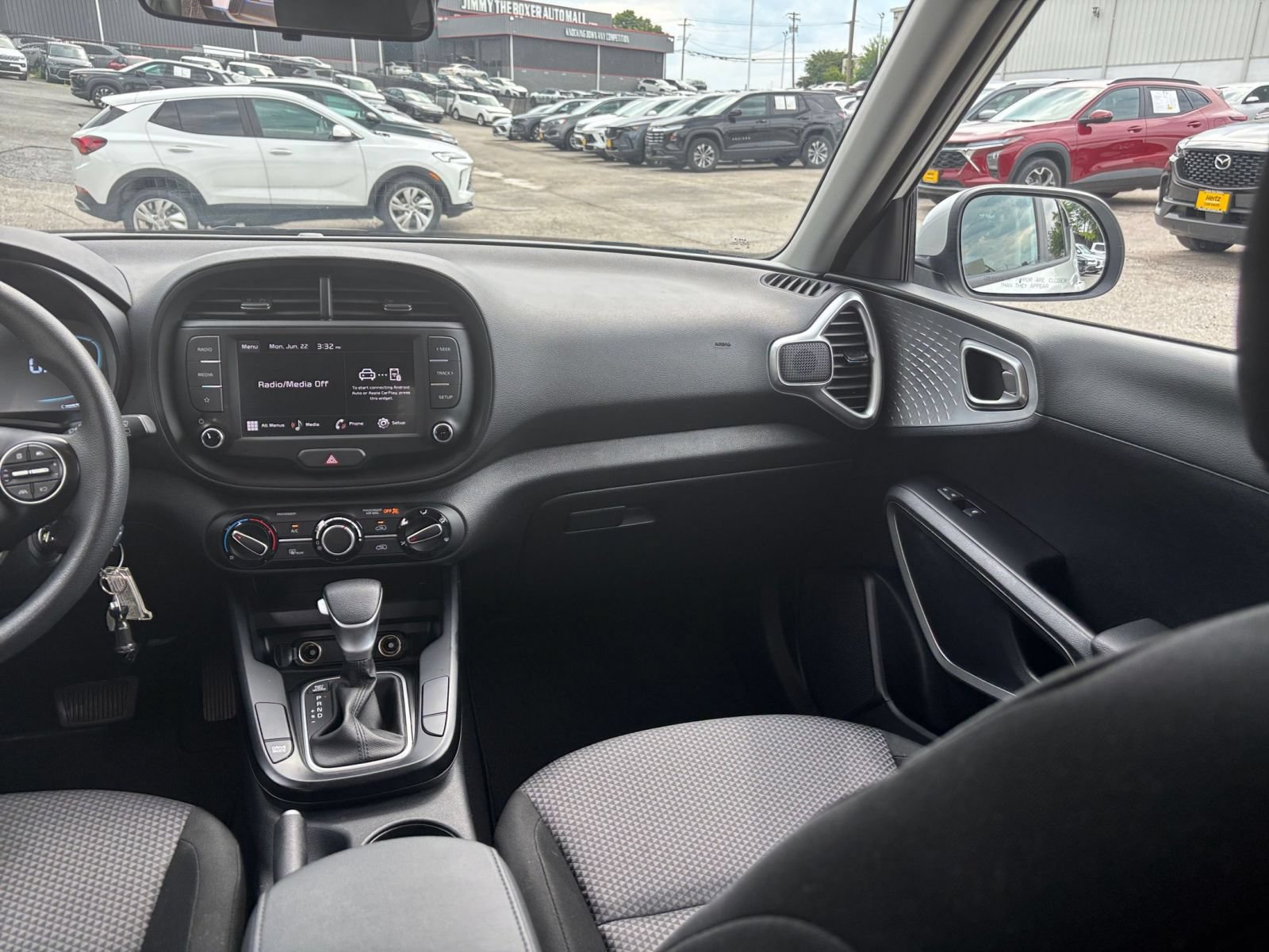 Used 2025 Kia Soul LX w/ LX Technology Package FWD image 30