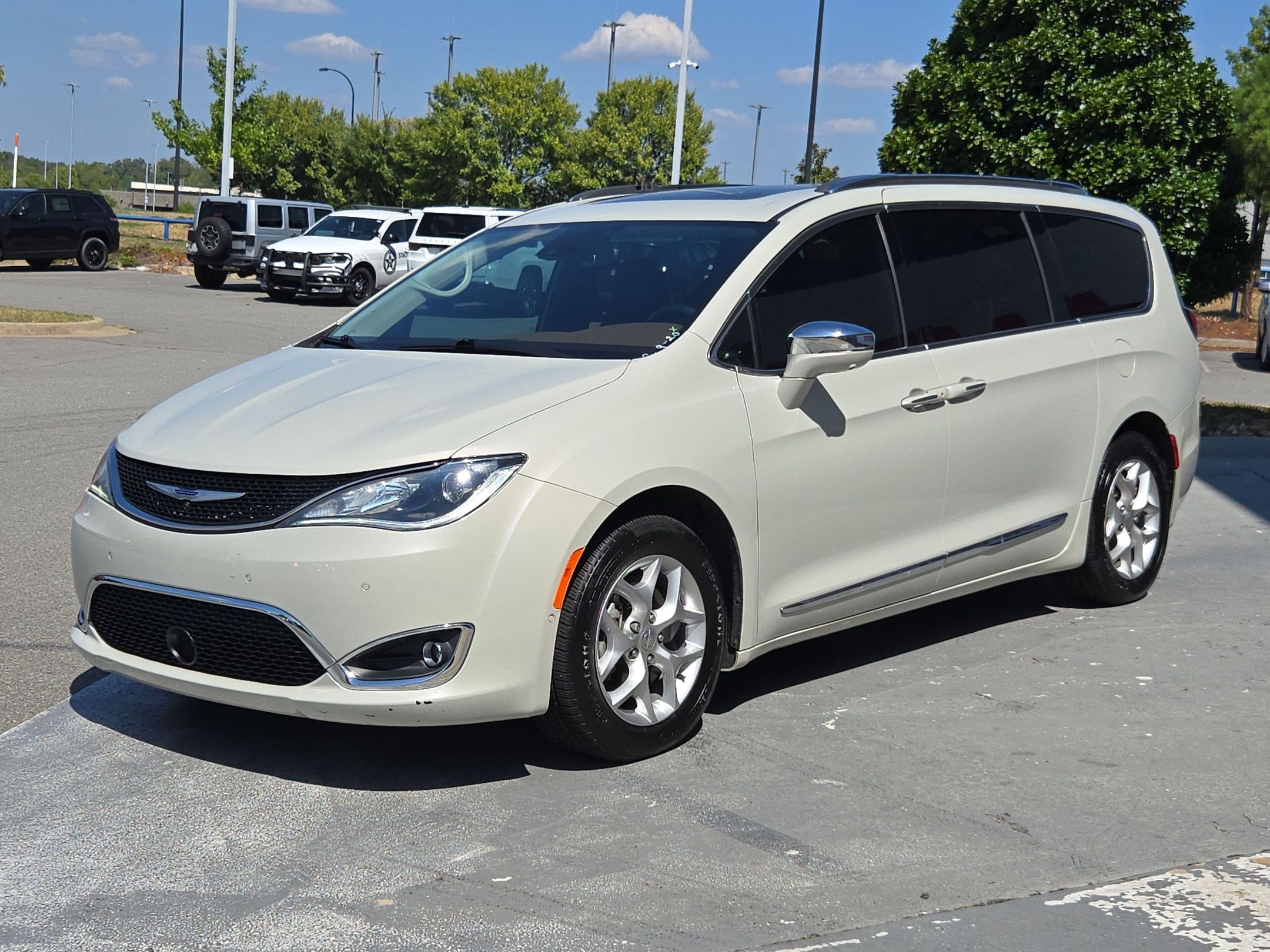 Used 2019 Chrysler Pacifica Limited w/ Advanced Safetytec Group FWD image 3