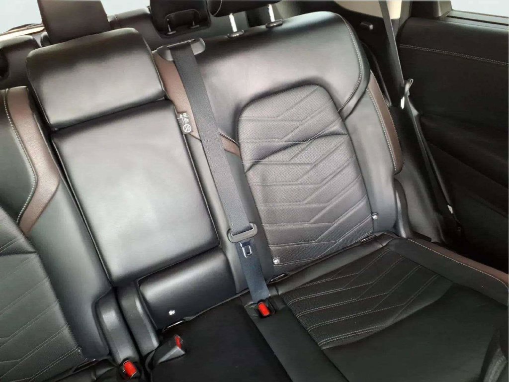 Used 2024 Nissan Pathfinder Platinum w/ Black Appearance Package FWD image 14