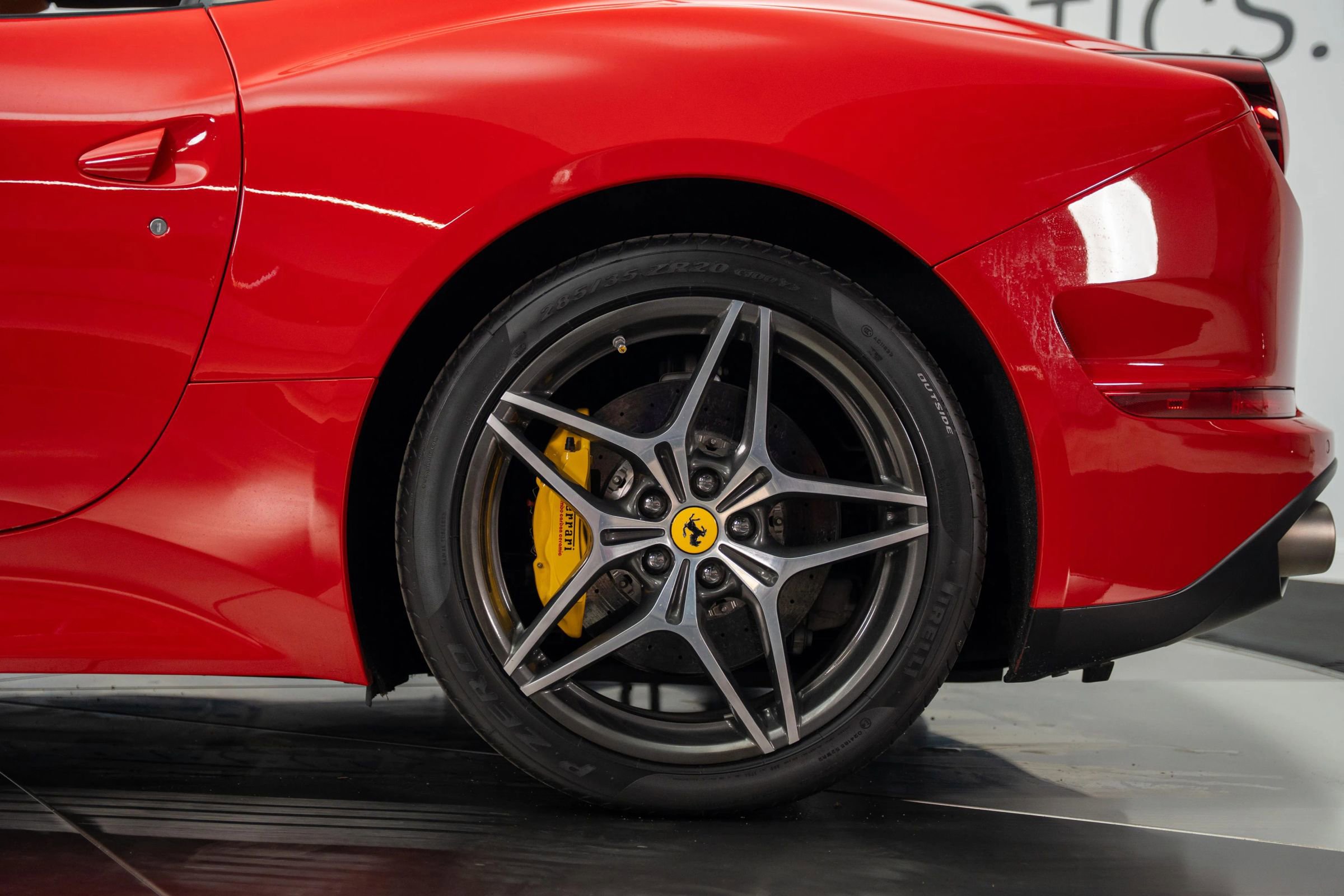 Used 2015 Ferrari California T image 18