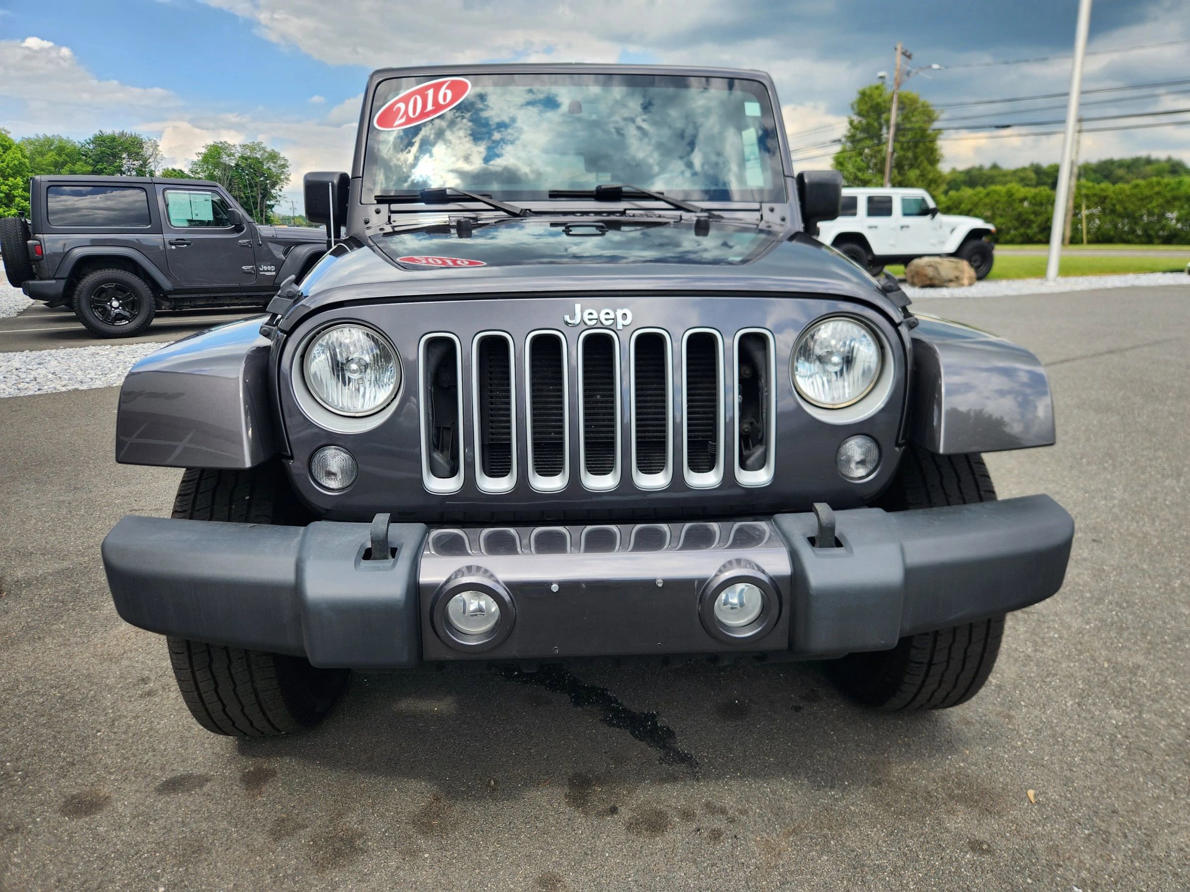 Used 2016 Jeep Wrangler Unlimited Sahara w/ Dual Top Group AWD/4WD image 22