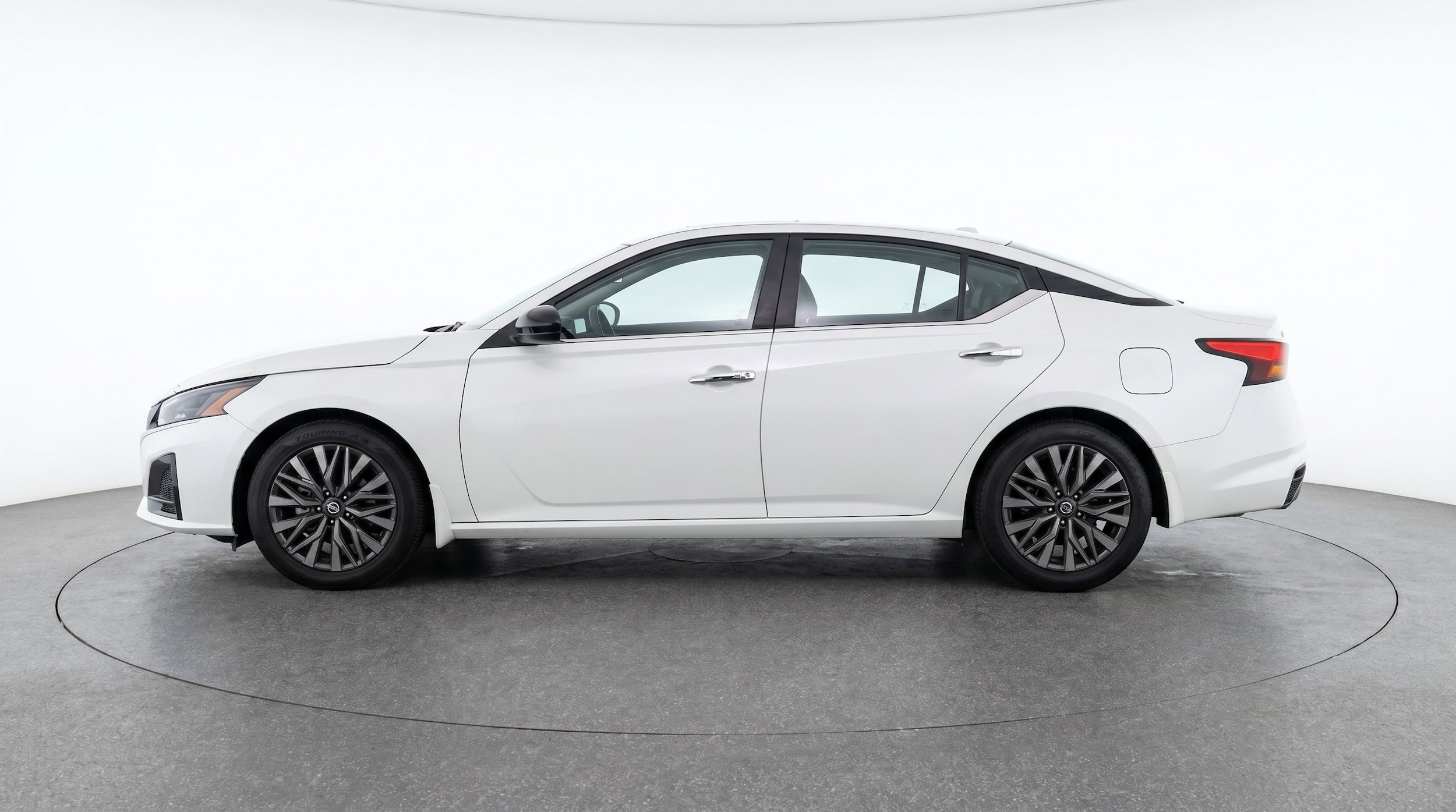 Used 2025 Nissan Altima 2.5 SV FWD image 4