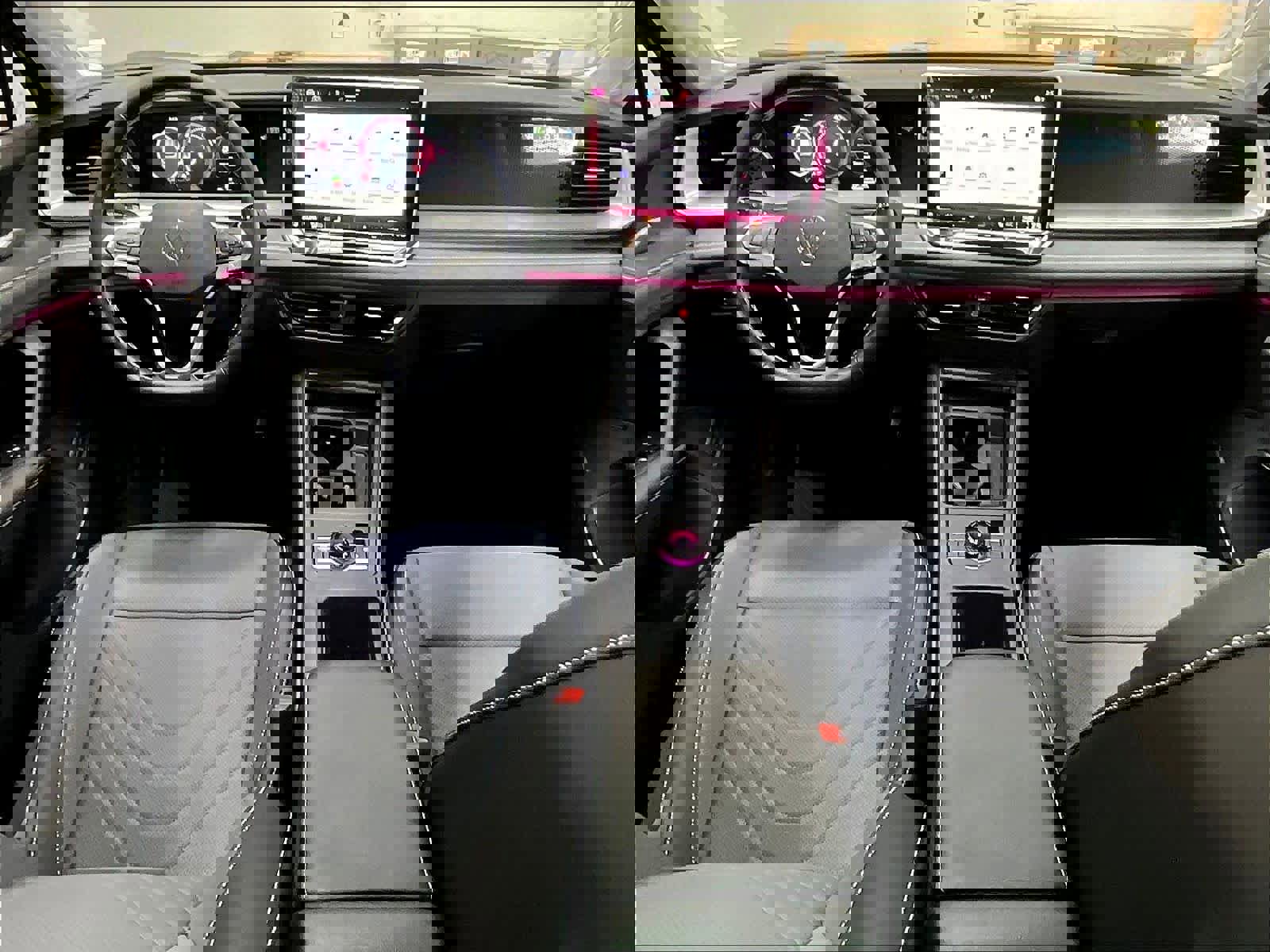 Used 2025 Volkswagen Tiguan SE w/ Panoramic Sunroof Package image 16