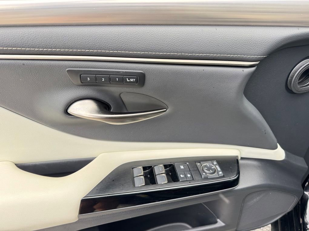 Used 2023 Lexus ES 350 F Sport w/ Accessory Package (Z2) image 43