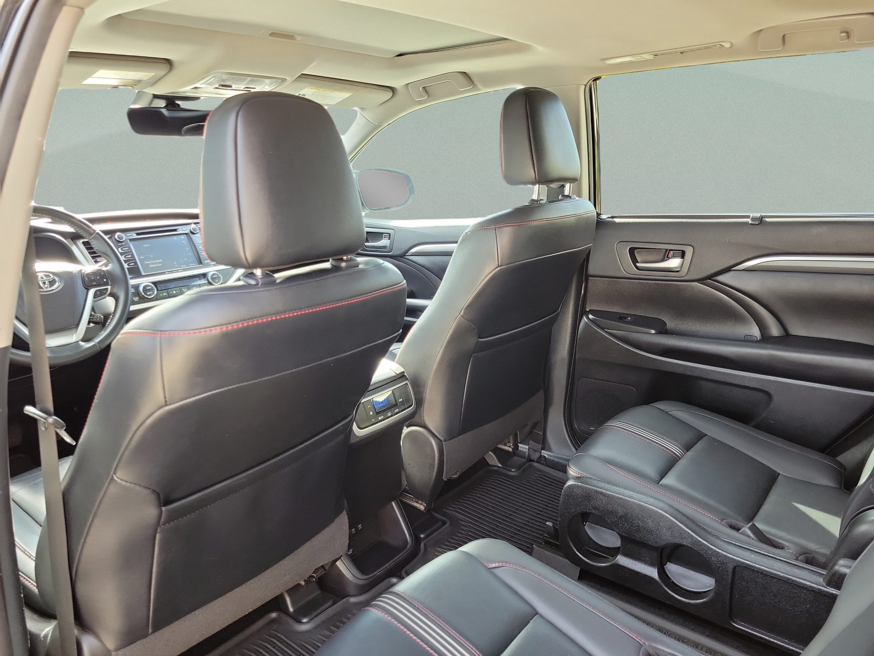 Used 2019 Toyota Highlander SE FWD image 22