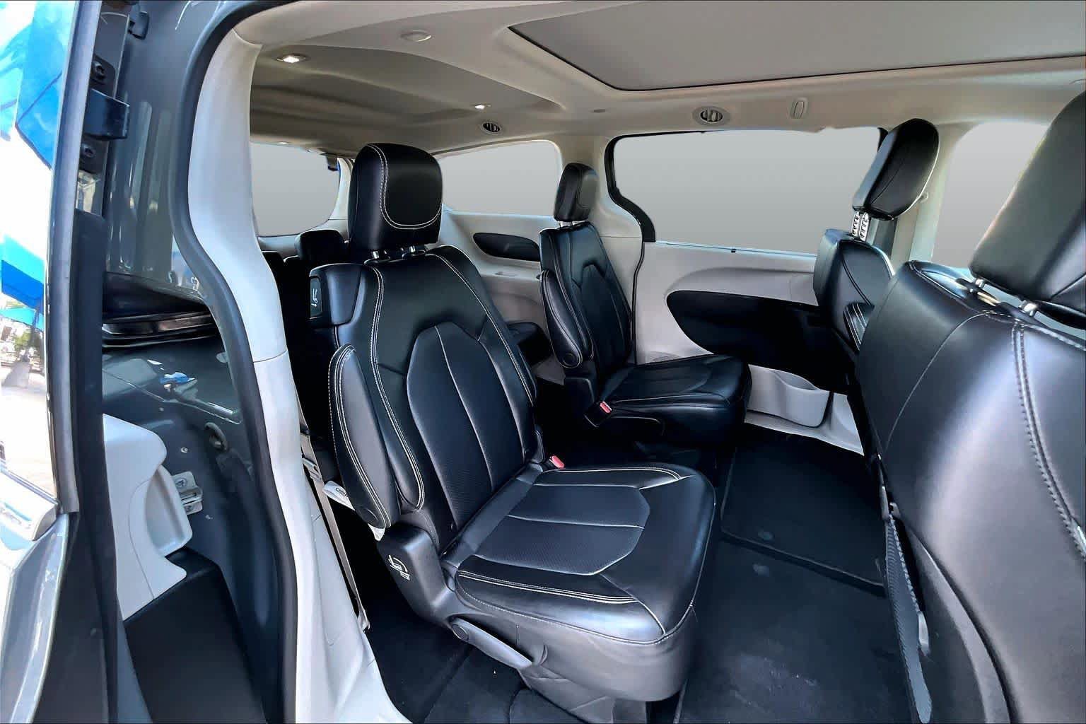 Used 2023 Chrysler Pacifica Touring-L AWD/4WD image 20