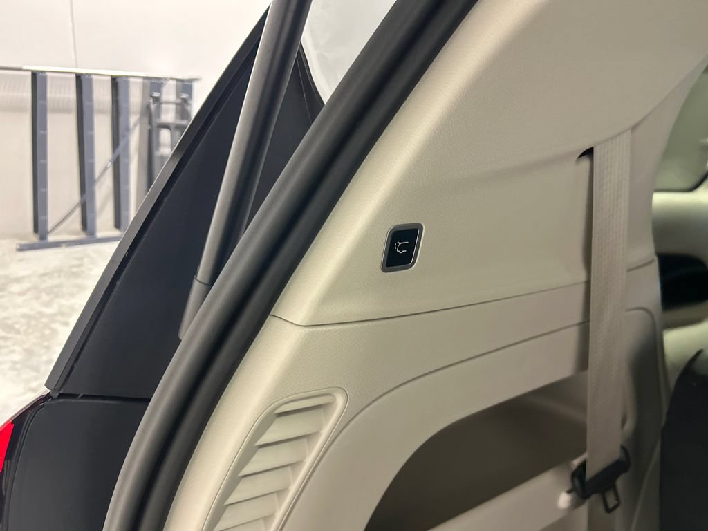 Used 2023 Chrysler Pacifica Touring-L FWD image 31