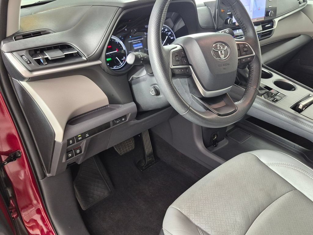 Used 2024 Toyota Sienna Limited FWD image 11