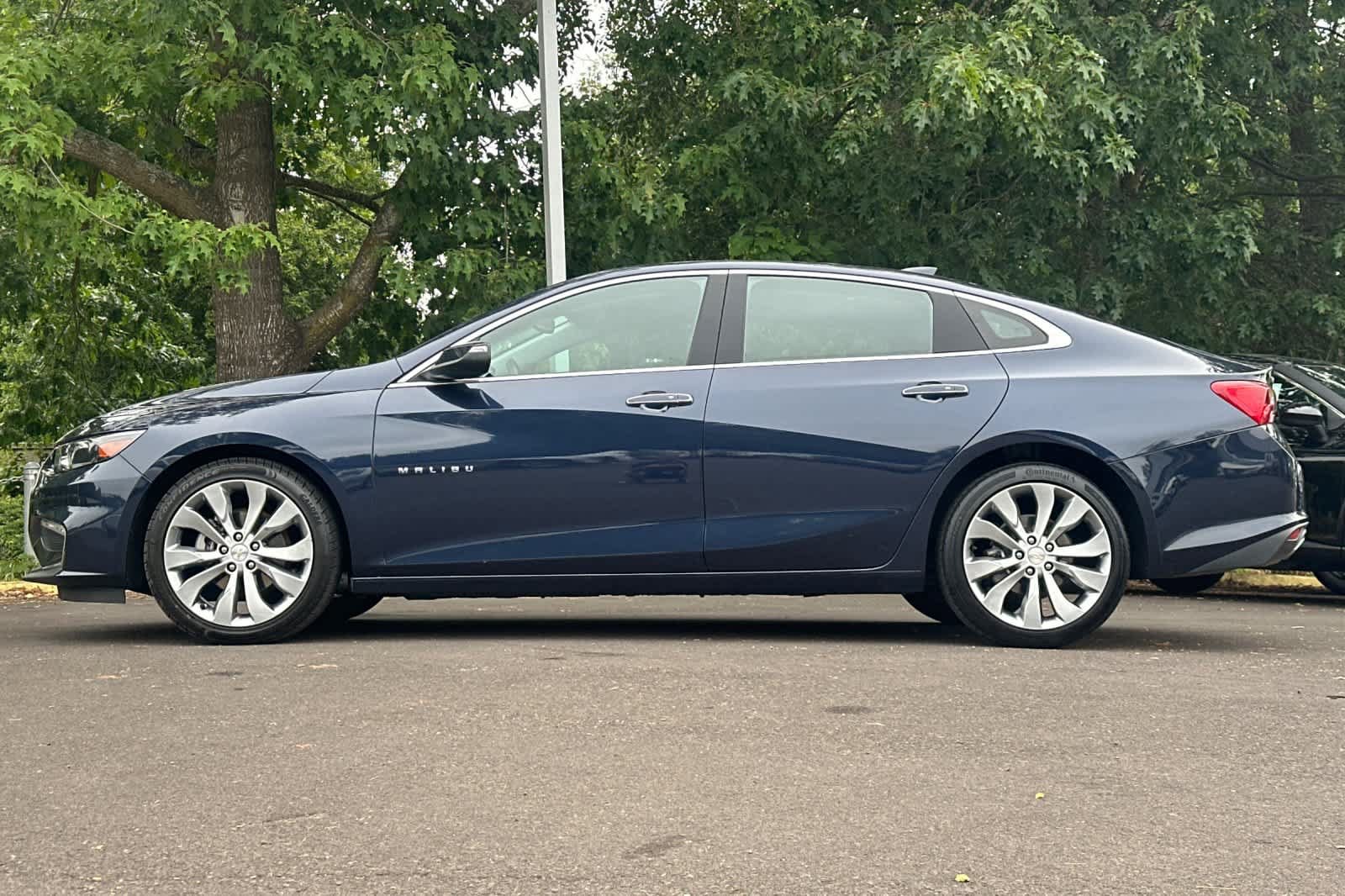 Used 2017 Chevrolet Malibu Premier w/ Premier Sun and Wheel Package FWD image 5