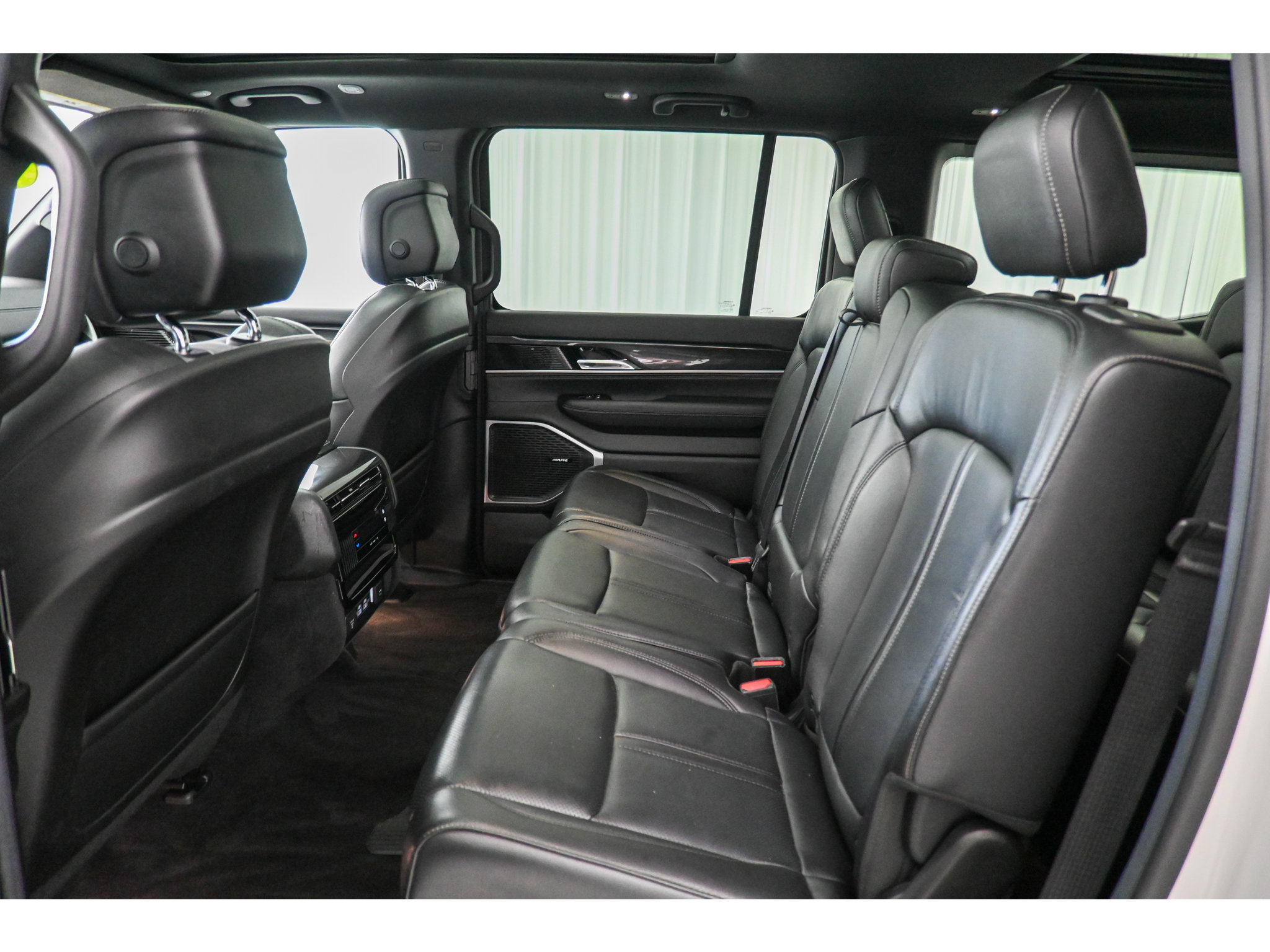 Used 2022 Jeep Wagoneer Series I w/ Premium Group I AWD/4WD image 28