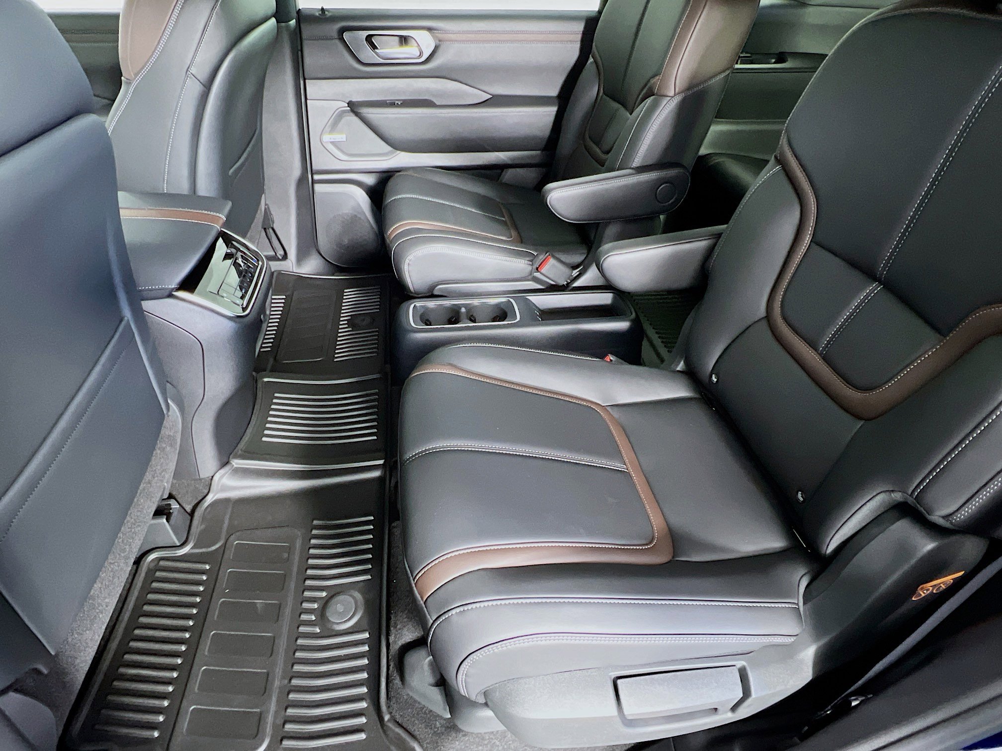 New 2026 Nissan Armada SL w/ Captain's Chari Seat Package image 5