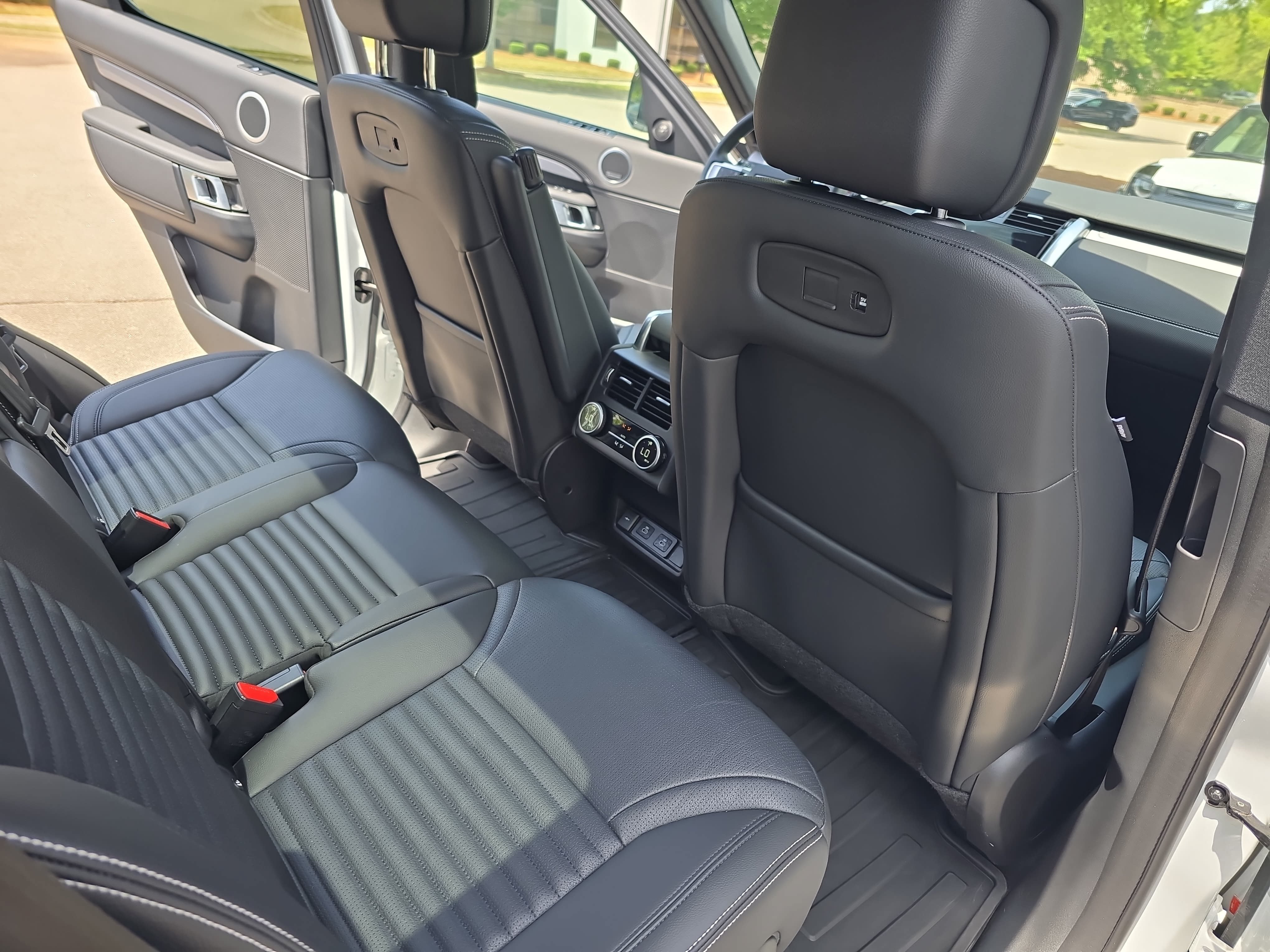 Certified 2025 Land Rover Discovery Dynamic SE AWD/4WD image 11