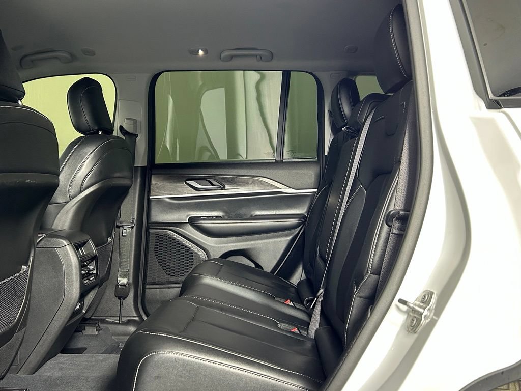 Used 2023 Jeep Grand Cherokee Limited AWD/4WD image 17