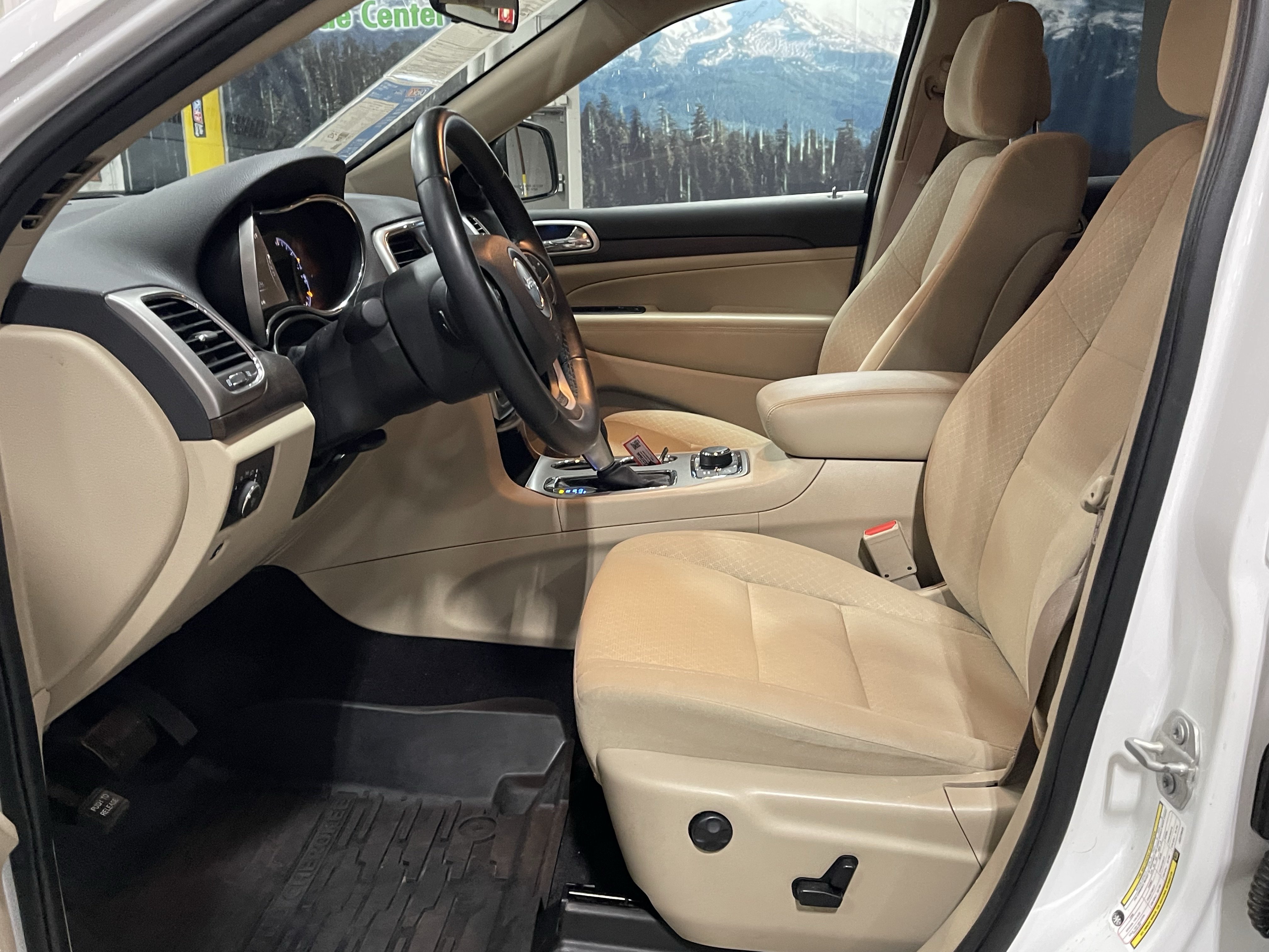 Used 2018 Jeep Grand Cherokee Laredo AWD/4WD image 11