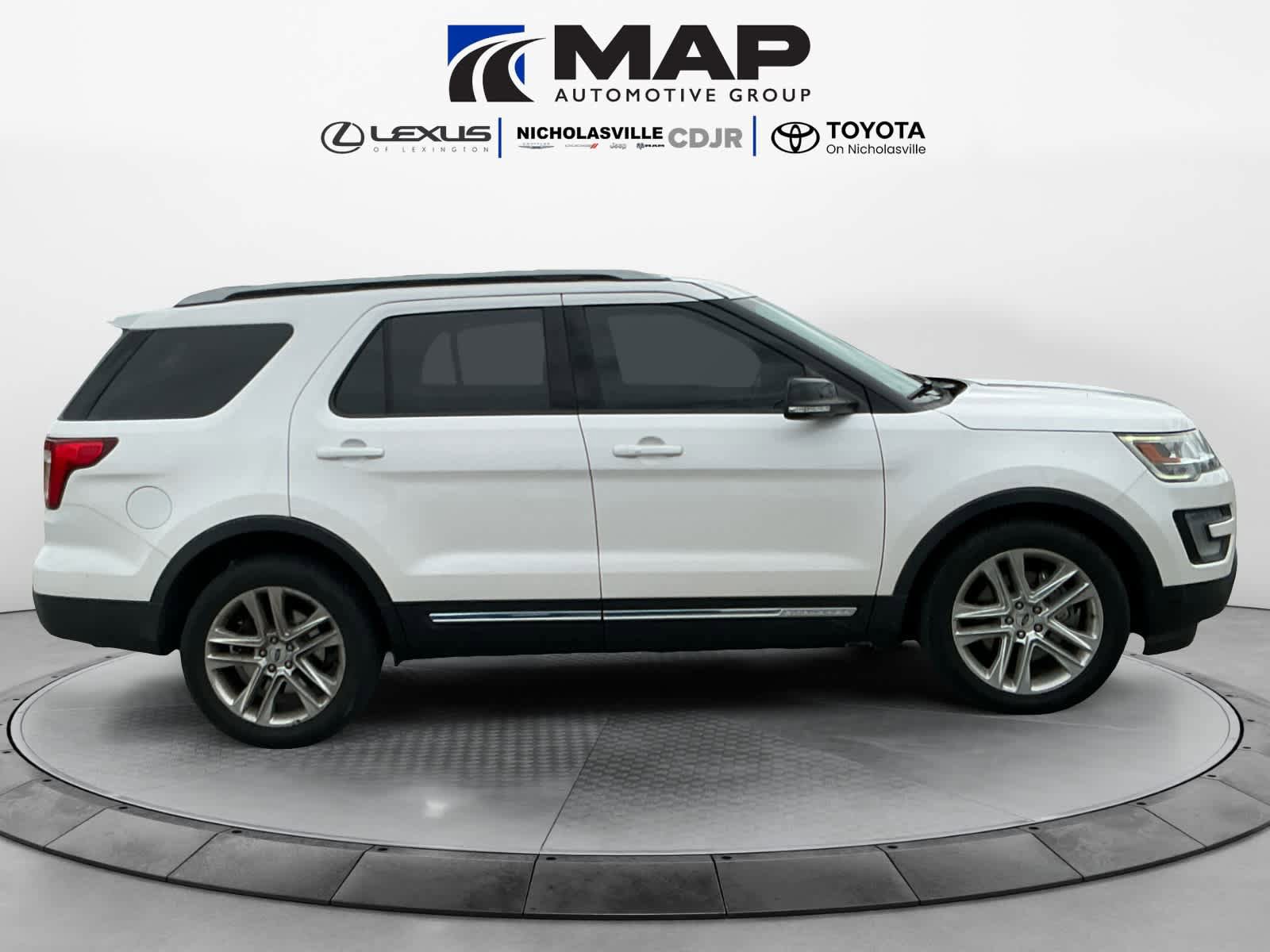 Used 2017 Ford Explorer XLT w/ Equipment Group 202A FWD image 3