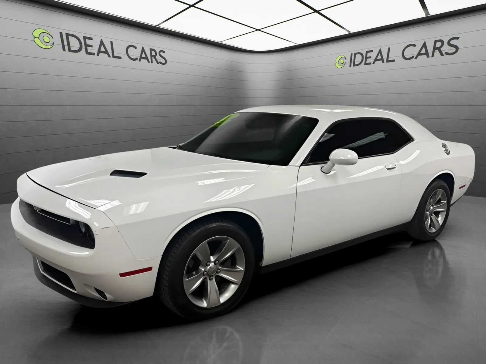 Used 2017 Dodge Challenger SXT RWD image 1