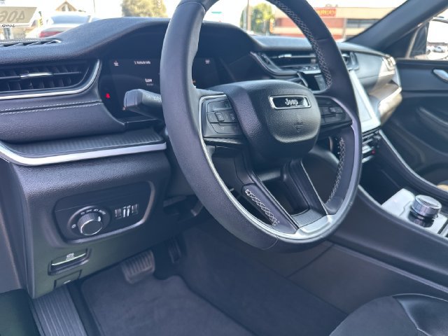 Used 2024 Jeep Grand Cherokee Altitude AWD/4WD image 15