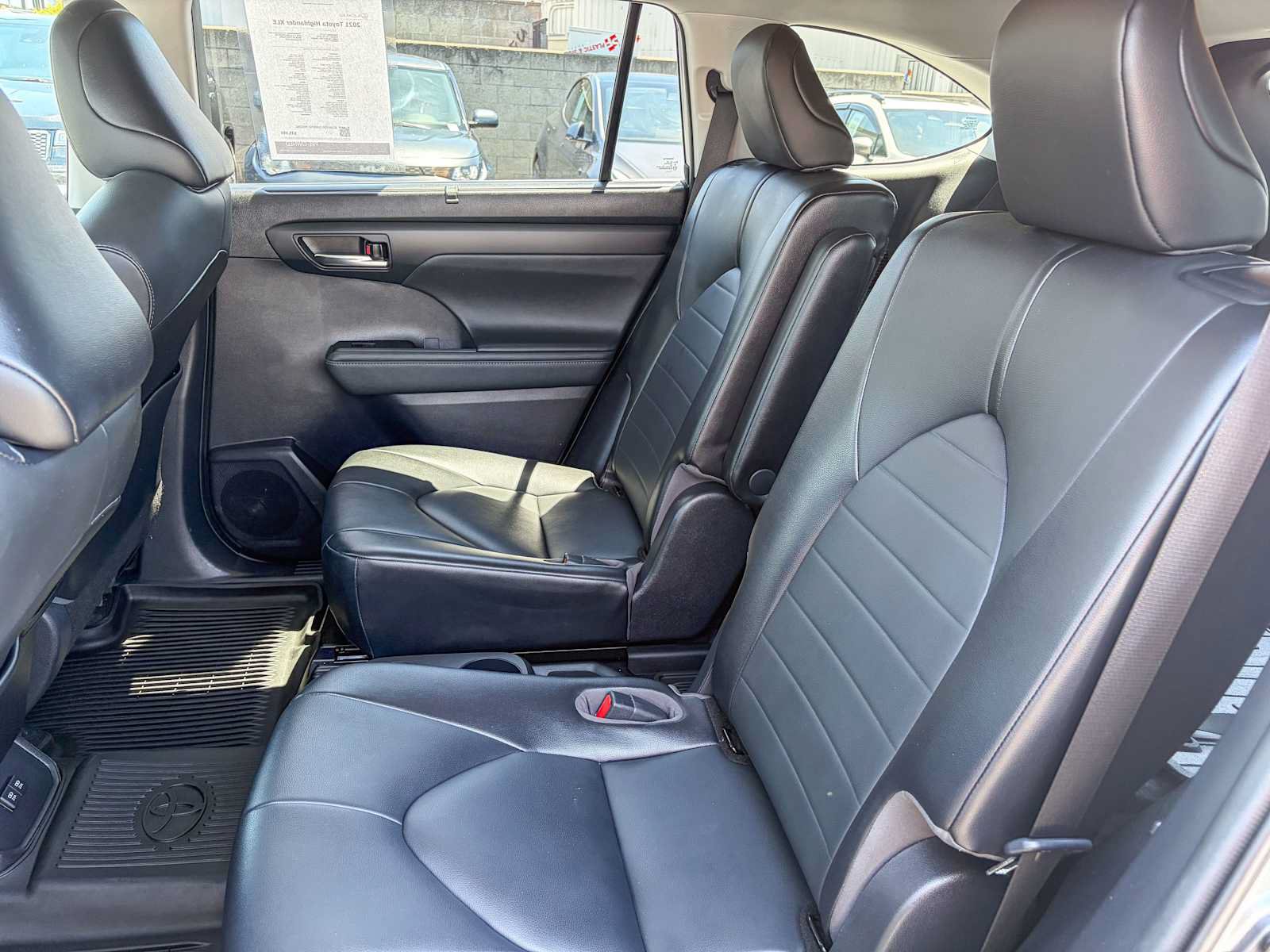 Used 2021 Toyota Highlander XLE AWD/4WD image 18