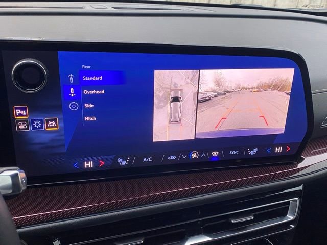 Used 2024 Chevrolet Traverse Z71 image 3