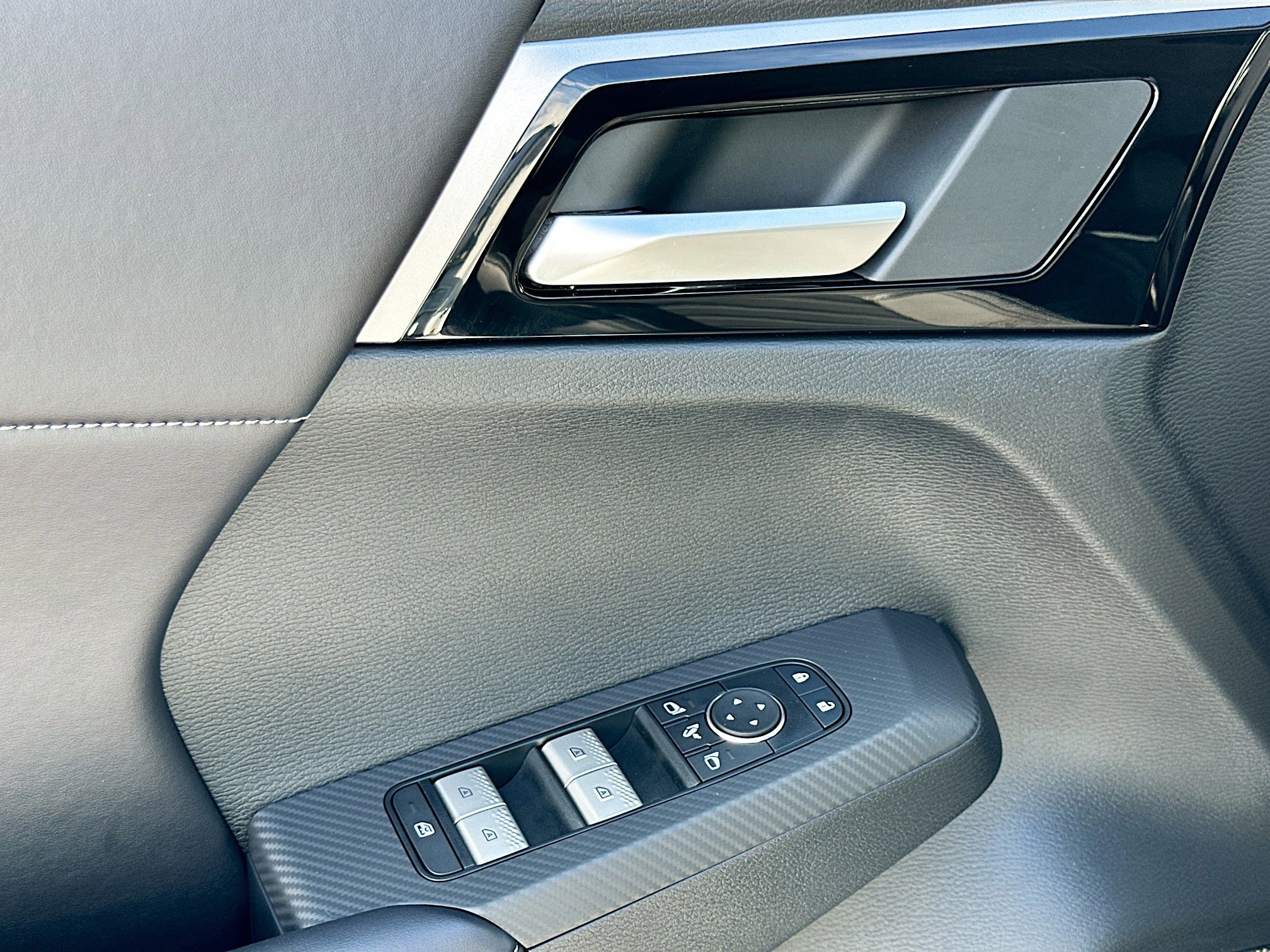 New 2025 Mitsubishi Outlander SE image 13