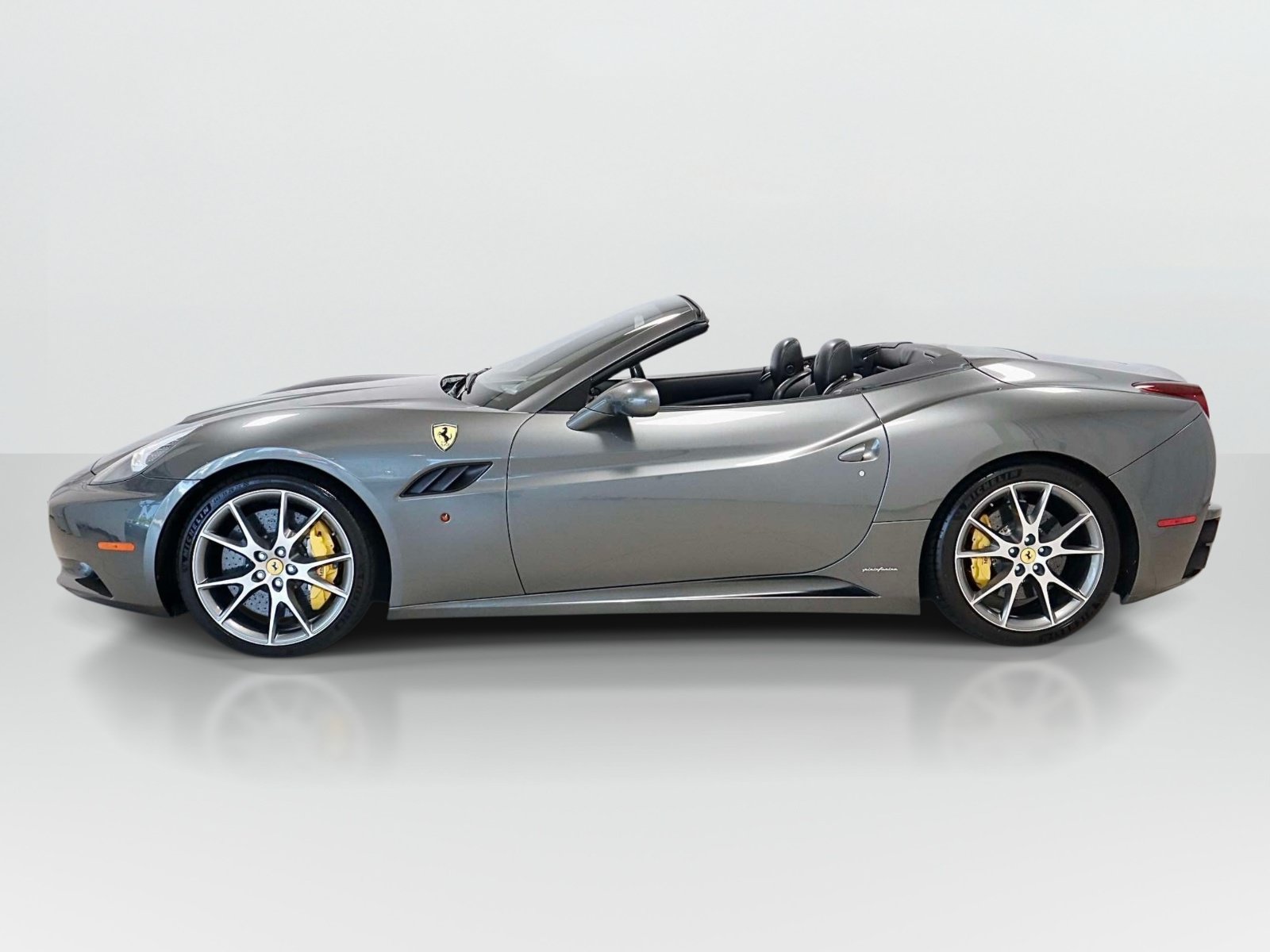 Used 2011 Ferrari California RWD image 2