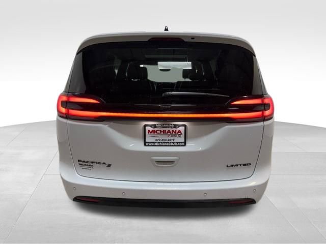 Used 2025 Chrysler Pacifica Limited image 9
