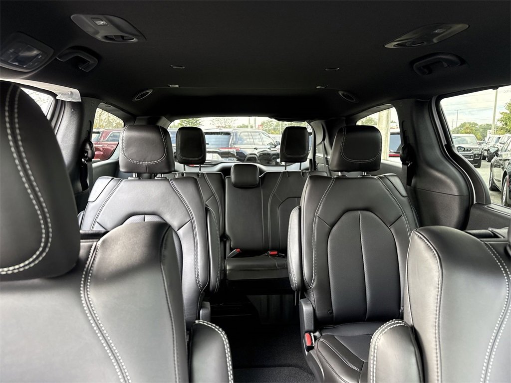 New 2026 Chrysler Pacifica Select image 30