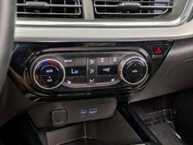 Used 2025 Chevrolet Trax LT w/ LT Convenience Package FWD image 17