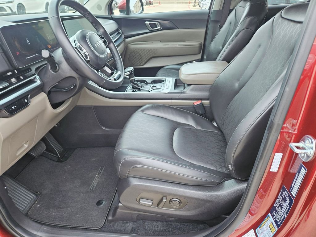 Used 2025 Kia Carnival image 11