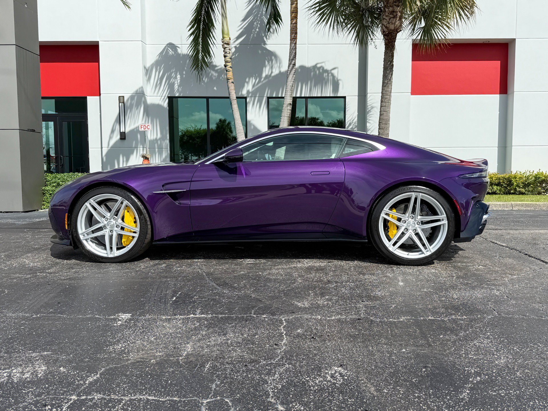 Used 2025 Aston Martin V8 Vantage Coupe RWD image 14
