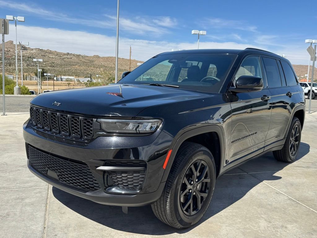 Used 2024 Jeep Grand Cherokee Altitude image 3