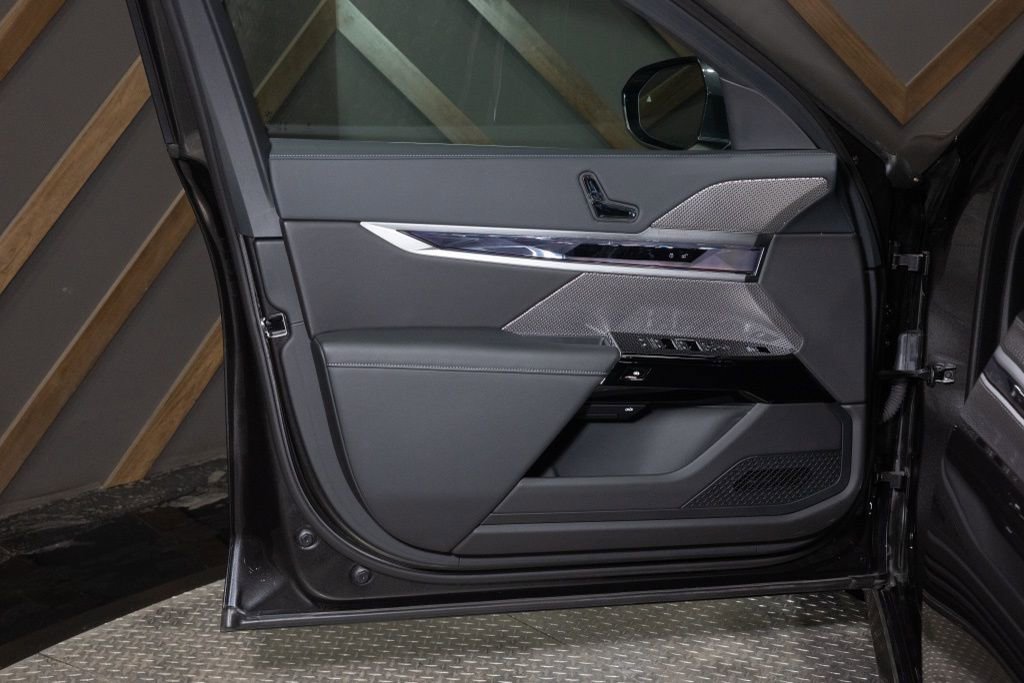 Used 2025 BMW i7 xDrive60 image 44