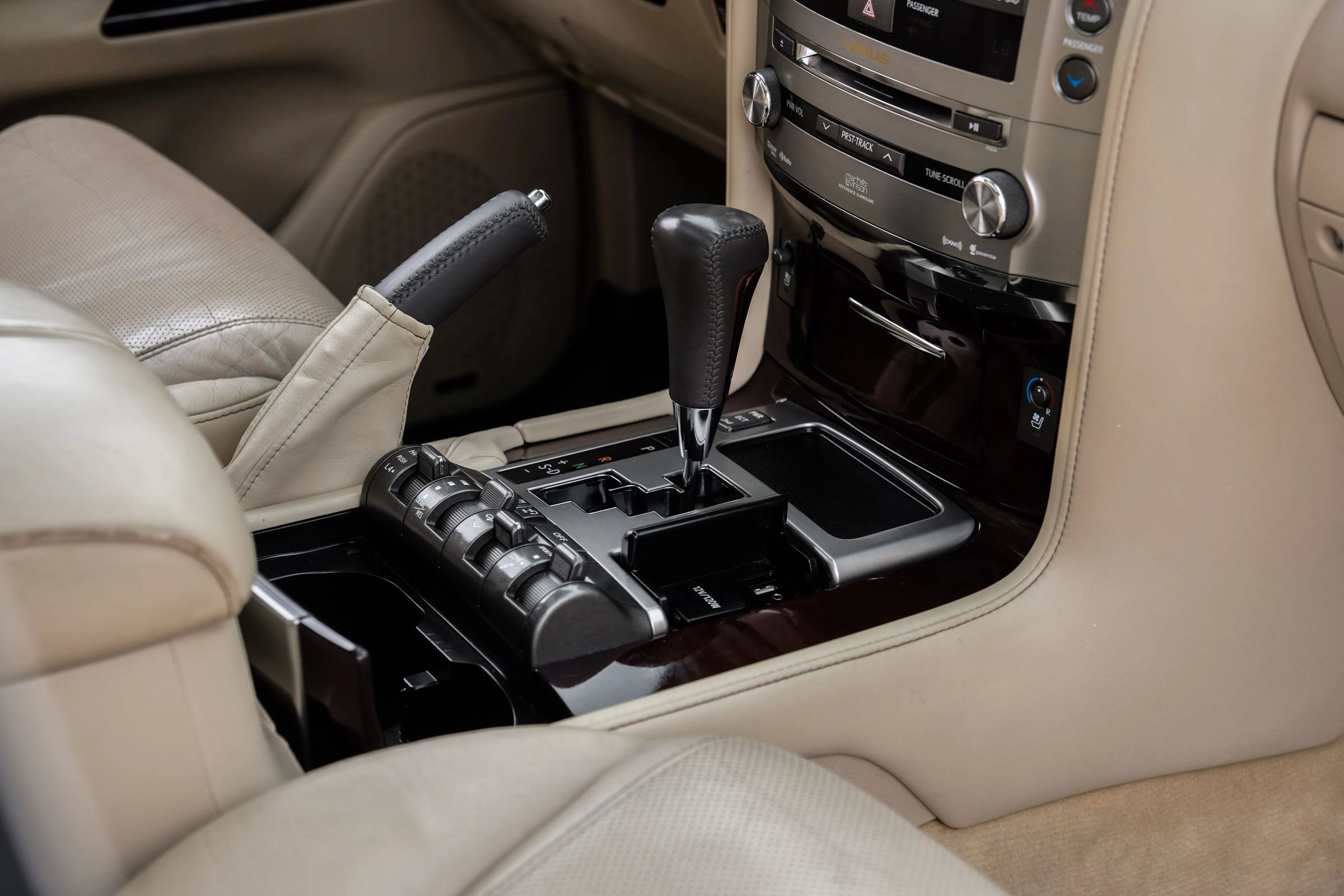 Used 2013 Lexus LX 570 4WD w/ Luxury Pkg image 28