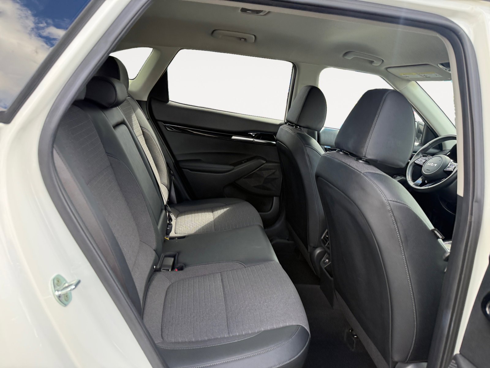 Used 2023 Kia Seltos S w/ Navigation Package image 18