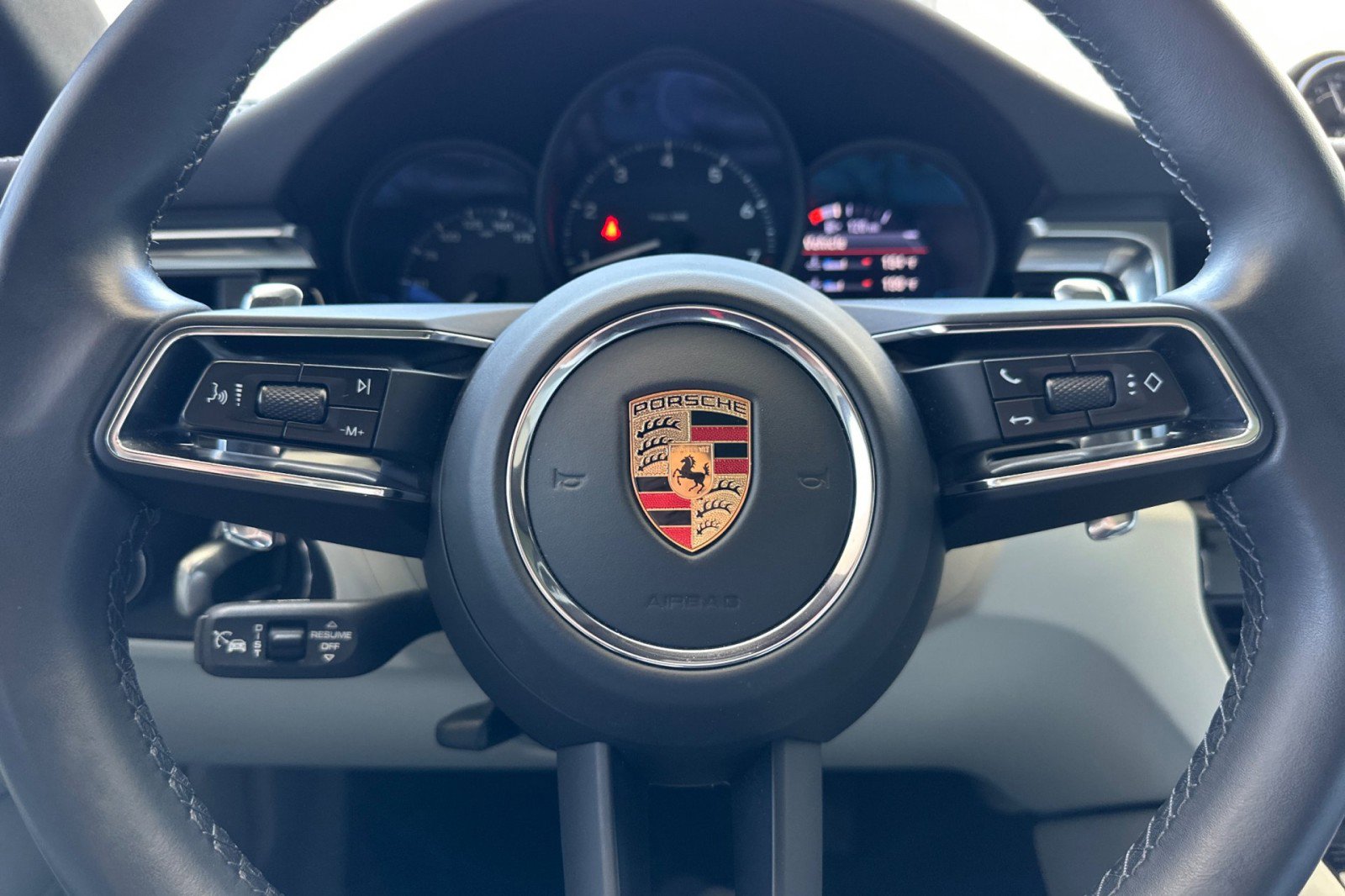 Certified 2023 Porsche Macan AWD/4WD image 24