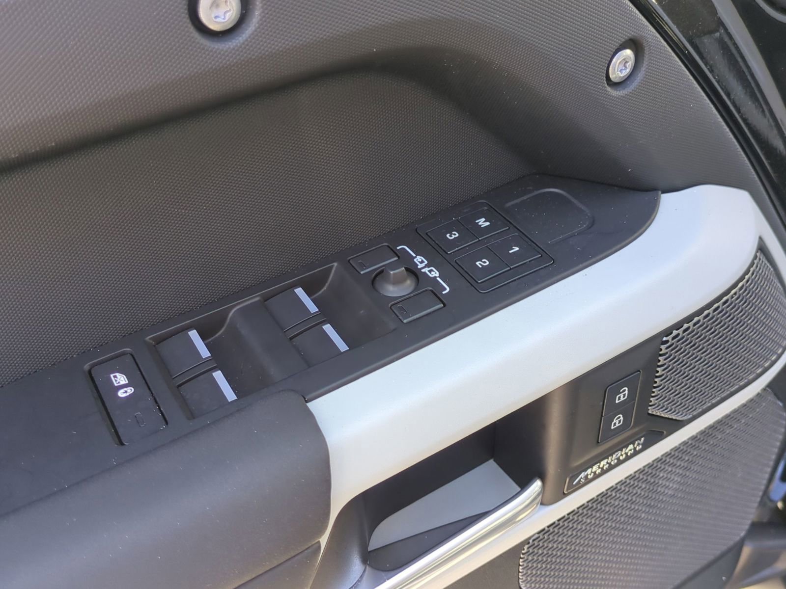 Used 2024 Land Rover Defender 110 SE image 12