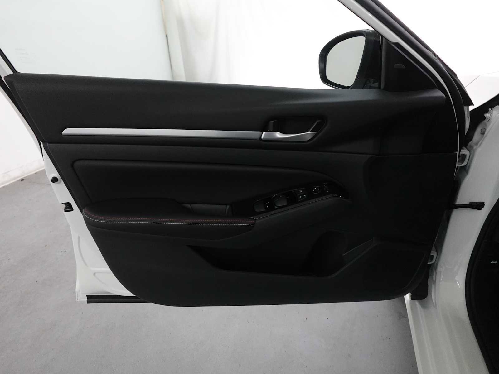 Used 2024 Nissan Altima 2.0 SR FWD image 10