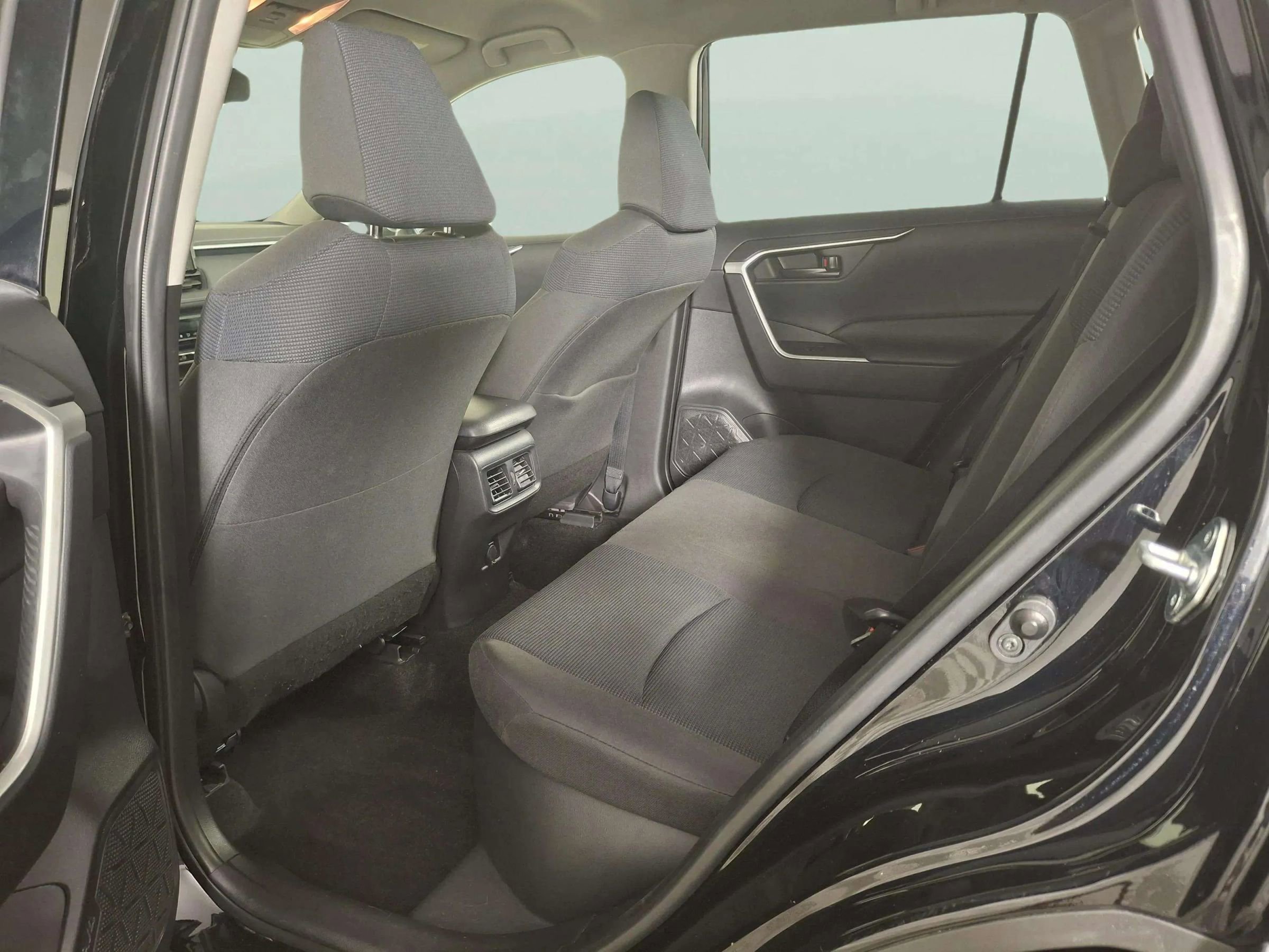 Used 2021 Toyota RAV4 LE image 12