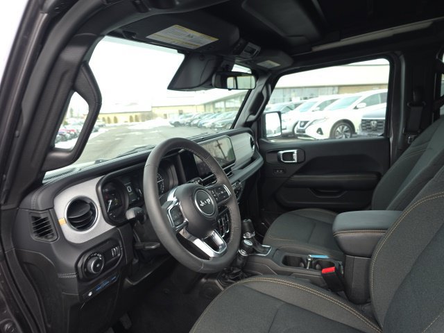 Used 2025 Jeep Wrangler Unlimited Sahara w/ Safety Group AWD/4WD image 15