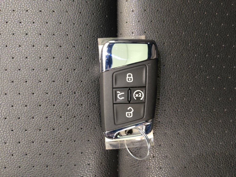 Used 2020 Volkswagen Atlas Cross Sport SE w/ Panoramic Sunroof Package FWD image 32