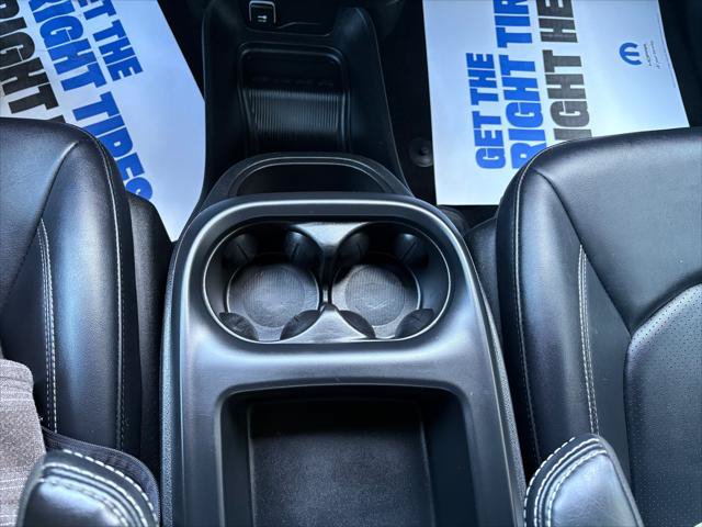 Certified 2025 Chrysler Pacifica Select FWD image 28